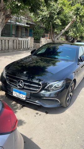 تأجير مرسيدس E200: لتألق لا يُنسى في أي مناسبة.