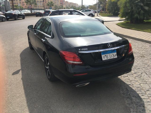 إيجار سيارة الأحلام... مرسيدس E200 الآن بين يديك.