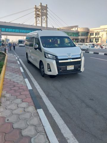 المغامرة تبدأ من هنا: تويوتا هايس، رفيقك الأمثل في رحلات الساحل.