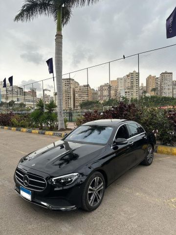 تأجير مرسيدس E200 من تورزم تورز - أناقة واحترافية لمؤتمراتك 
