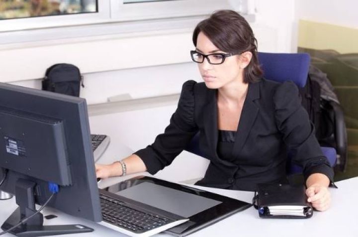 مطلوب سكرتيره بمرتب ٧٠ الف جنيه في الشهر عقد سنوي