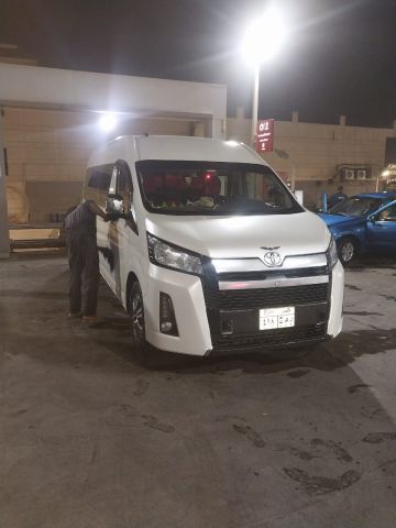 ايجار تويوتا هايس ليموزين: رحلتك للمطار تبدأ بالراحة والأمان.