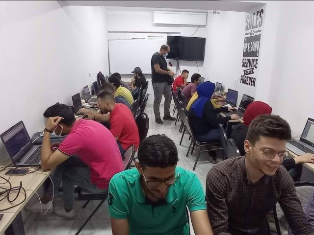 عندك كورس أو محاضرة وعايز مكان مجهز ومحترف؟ ?