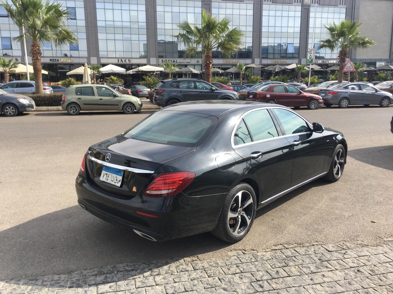 إيجار ليموزين E200: تألق في أهم مناسباتك.