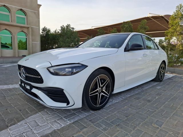 إيجار الأداء الديناميكي: انطلق بقوة مرسيدس C300 المدهشة. 3
