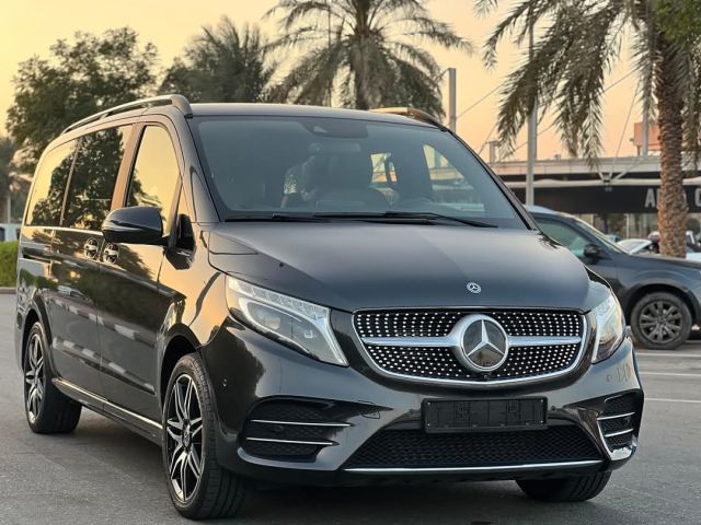إيجار مرسيدس فيانو: الحل الأمثل لتنقلات الوفود والمجموعات VIP.