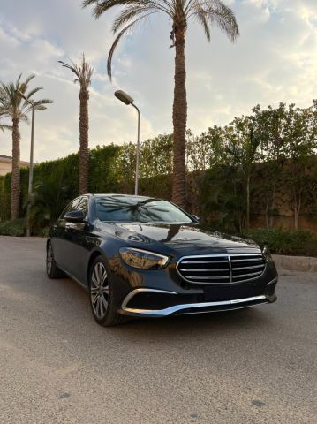 إيجار مرسيدس E200 لخدمة رجال الأعمال من وإلى المطار من تورزم تورز