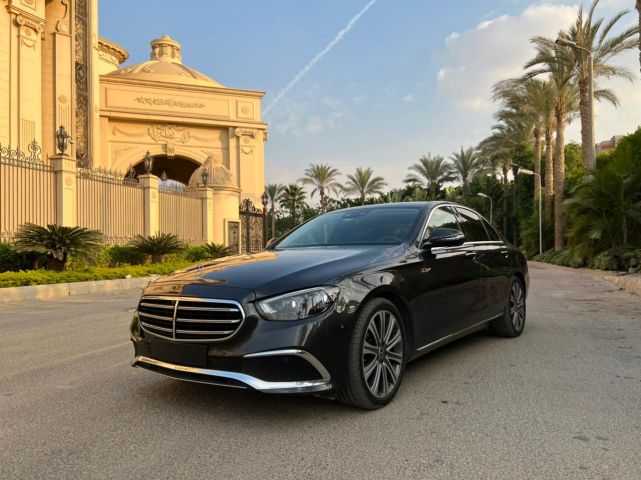 إيجار مرسيدس E200 لخدمة رجال الأعمال من وإلى المطار من تورزم تورز 3