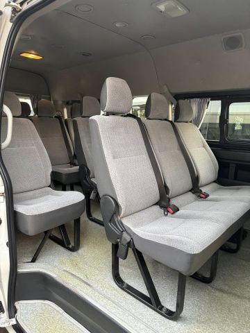 إيجار ميكروباص تويوتا هاي اس (Toyota Hiace) لمشاوير المطارات 3