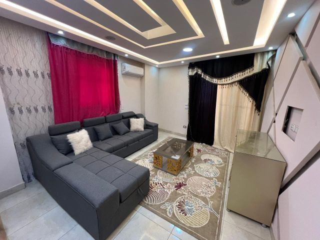 شقة مفروشة للإيجار في الدور الأول، غرفتان ومطبخ وحمام 2