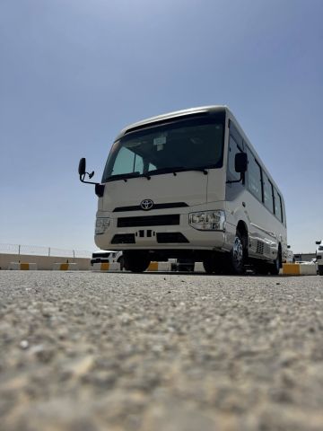 إيجار ميني باص تويوتا كوستر 24 راكباً لرحلات الشركات والمجموعات 3
