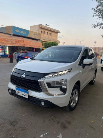 إيجار ميتسوبيشي إكسباندر 7 راكباً لتنقلات العائلة والسفر المريح