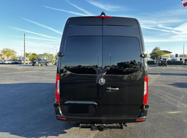 إيجار مرسيدس سبرنتر بالسائق لأفضل تجربة نقل جماعي في جولات VIP. 3
