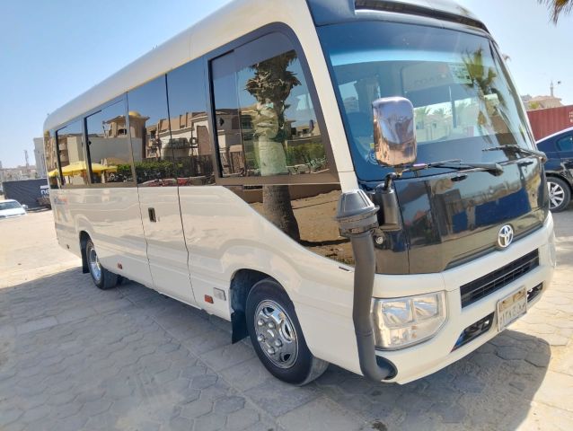 إيجار تويوتا كوستر بالسائق لنقل مجموعات كبيرة إلى موقع افتتاح الم