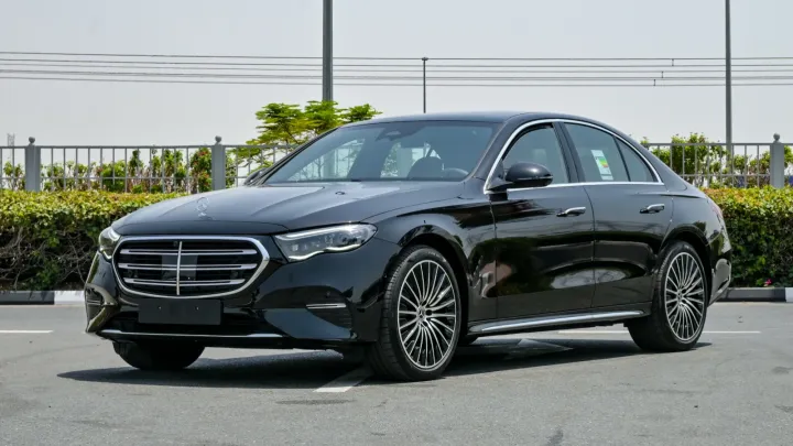 إيجار مرسيدس E200: أناقة لا حدود لها لتجربة قيادة لا تُنسى.