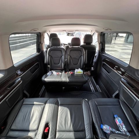 إيجار مرسيدس فيانو بالسائق رفاهية لا مثيل لها لجولاتك الـ VIP. 4