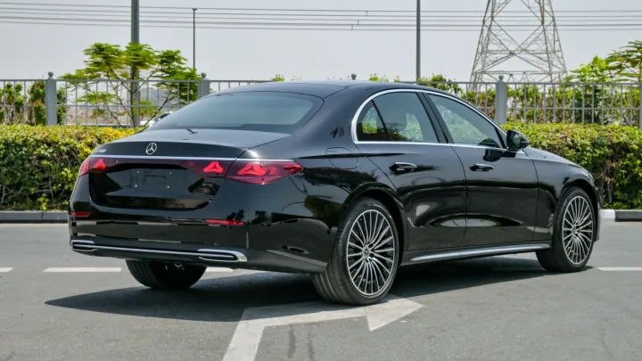 استقبال ضيوفك بأعلى معايير الـ VIP. الحل هو مرسيدس E200.