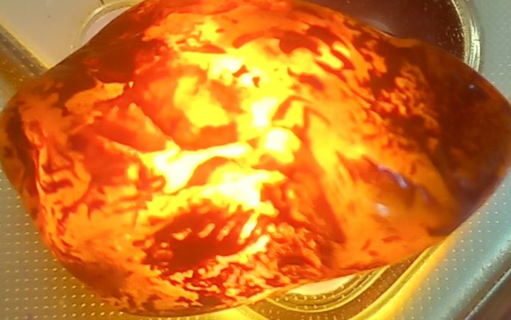 سرّ الحجر… قطعة من الضوء أم رسالة من الأرض؟ 1