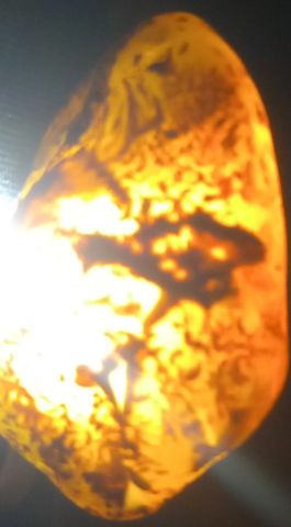 سرّ الحجر… قطعة من الضوء أم رسالة من الأرض؟ 3