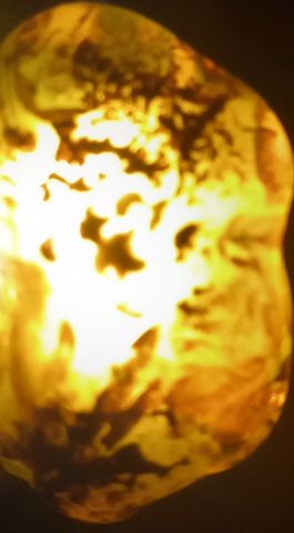 سرّ الحجر… قطعة من الضوء أم رسالة من الأرض؟ 4