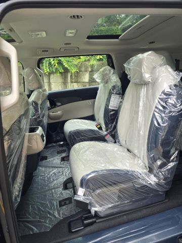 ايجار سيارة كيا كرنفال بسائق تسع الي سبع اشخاص 4