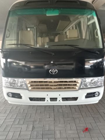 إيجار ميني باص تويوتا كوستر 30 راكباً (موديل حديث)