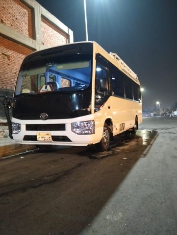 إيجار باص كوستر بالسائق لاستقبال بعثات الشركات