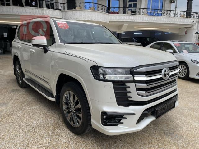 إيجار تويوتا لاند كروزر بالسائق ليموزين