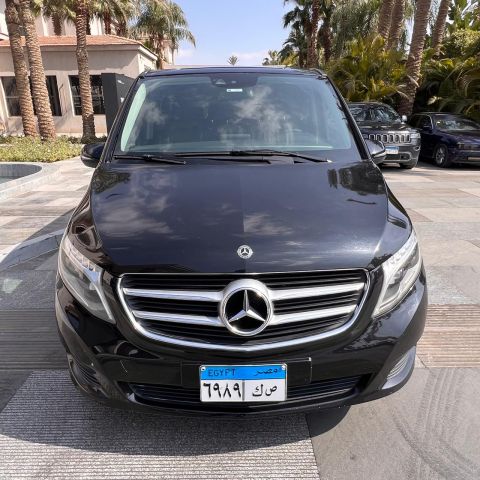 إيجار مرسيدس فيانو الفاخرة بالسائق لرحلات عائلية مريحة  2