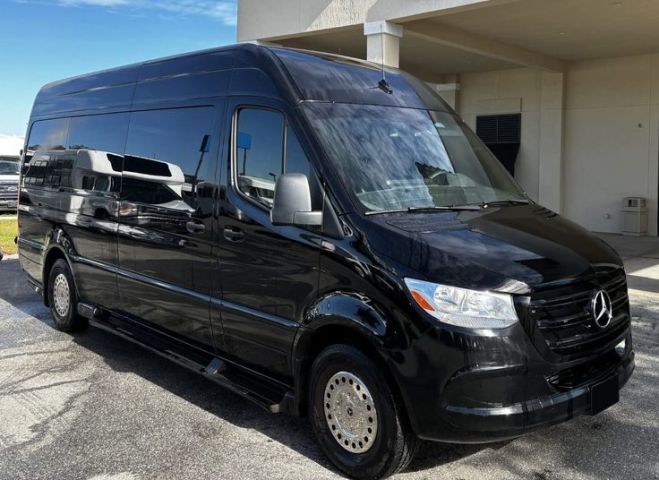 إيجار مرسيدس سبرينتر VIP بالسائق