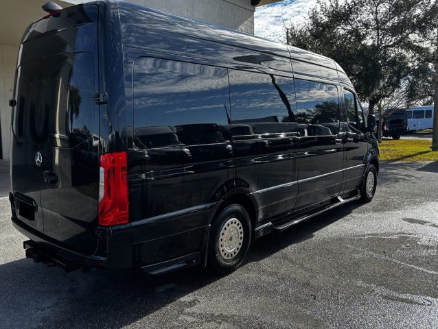 إيجار مرسيدس سبرنتر بخدمة 