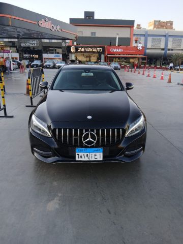 إيجار مرسيدس C180 بالسائق.. عنوان الوجاهة في احتفالات الكريسماس .