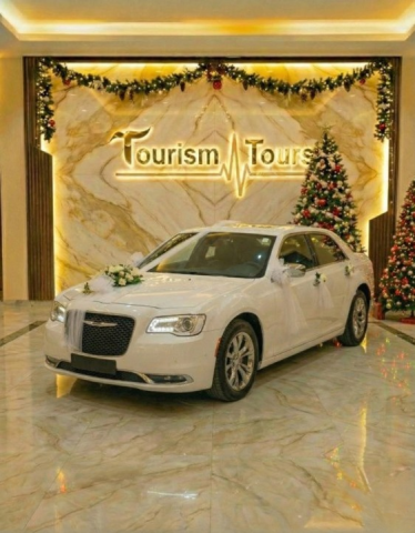 زفة العمر بمفهوم الفخامة.. إيجار كرايسلر ليموزين للزفاف!