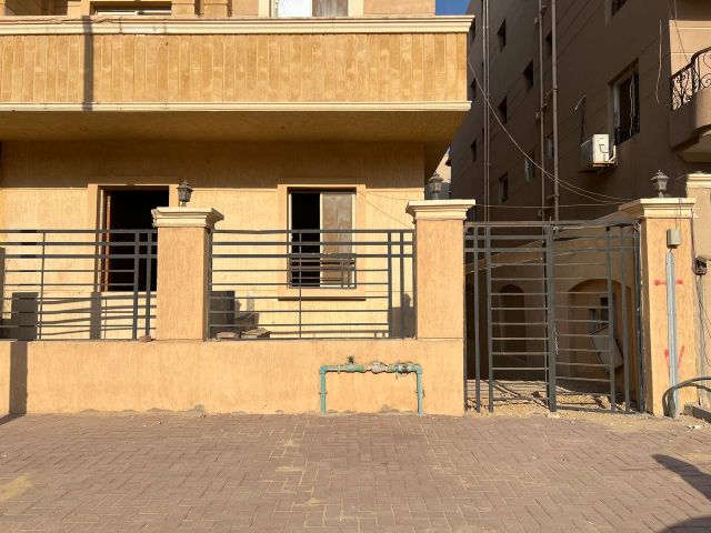 دوبلكس مميز في الشروق 2 بمساحة 360 م² نصف تشطيب