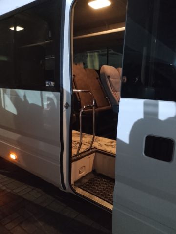 إيجار كوستر 21 راكب بالسائق لتوصيلات المطار الجماعية بكل سهولة. 3