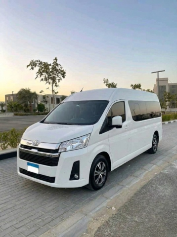 سافر بآمان ولمة عيلتك في مكان.. إيجار تويوتا هاي إس 14 راكب!