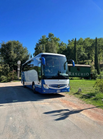 سعة كبيرة لرحلة مثيرة.. إيجار أتوبيس مرسيدس 50 لرحلات اليوم الواح