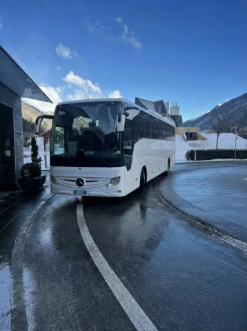 عملاق الطرق.. إيجار أتوبيس مرسيدس 50 راكب للرحلات والسفر!