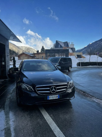 ابدأ رحلتك بقمة الفخامة.. إيجار مرسيدس E200 ليموزين المطار!