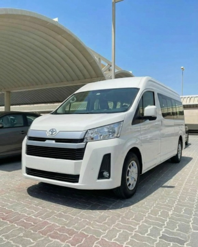 سقف عالي وراحة ملهاش حدود.. إيجار تويوتا هايس 14 راكب!