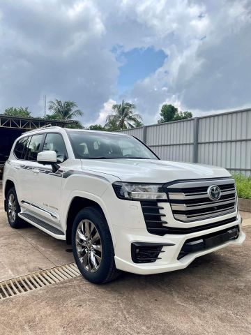 إيجار لاندكروزر VXR مع سائق لراحة ورفاهية عالية.