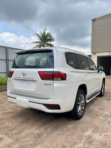 إيجار لاندكروزر VXR مع سائق لراحة ورفاهية عالية. 2