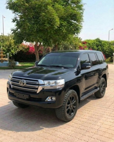 مفخرة الأرض وهيبة الطريق.. إيجار تويوتا لاند كروزر VXR!
