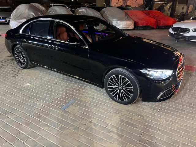 إيجار مرسيدس S-Class 2023 بالسائق لتجربة الرفاهية المطلقة. 4