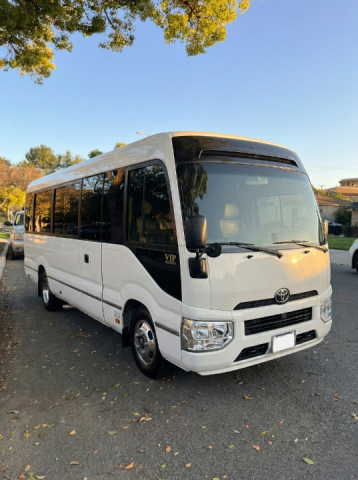 رحلتك بلمة وفخامة.. إيجار تويوتا كوستر 21 فرد VIP!