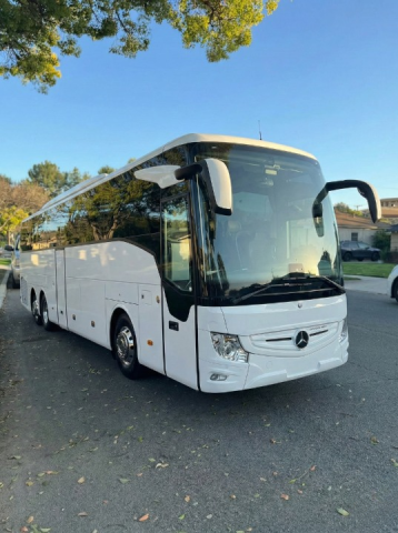 إيجار أتوبيس مرسيدس 50 راكب – الرفاهية والأمان للمجموعات الكبيرة