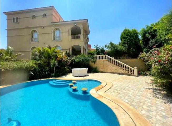 مطلوب عاملة/ مضيفة للعمل بفيلا راقية بالقاهرة 