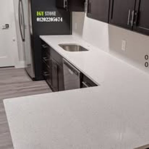 نفسك تعملي مطبخ شيك أو حمّام مودرن من غير ما تدفعي رقم خرافي؟