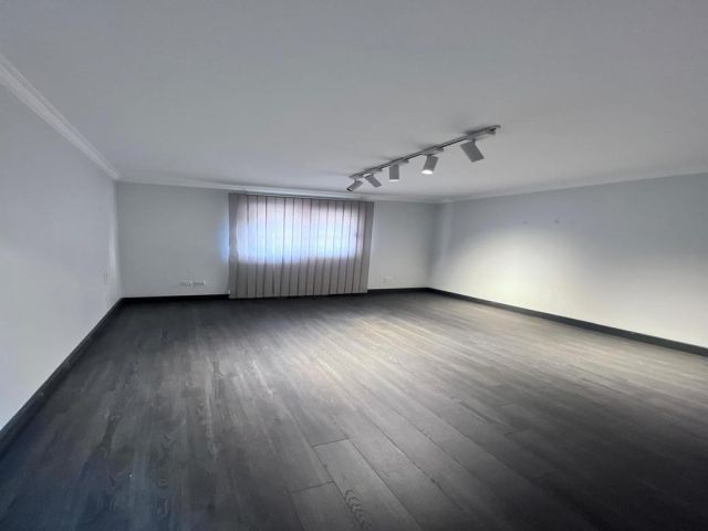 مقر إداري 340م في شــيراتون بالقرب من مسجد الصديق الدور الثاني  9