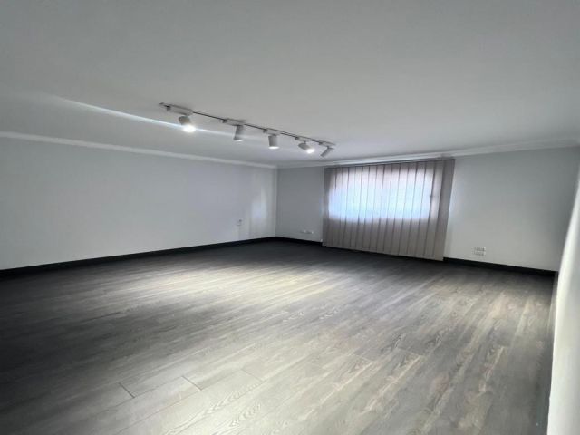 مقر إداري 340م في شــيراتون بالقرب من مسجد الصديق الدور الثاني  10